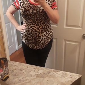 Leopard print shirt with red striped sleeves XXL